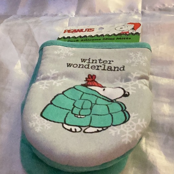 NWT “ Peanuts “ 2 Pack Silicone Mini Mitts Makes Great Gift - Picture 6 of 6